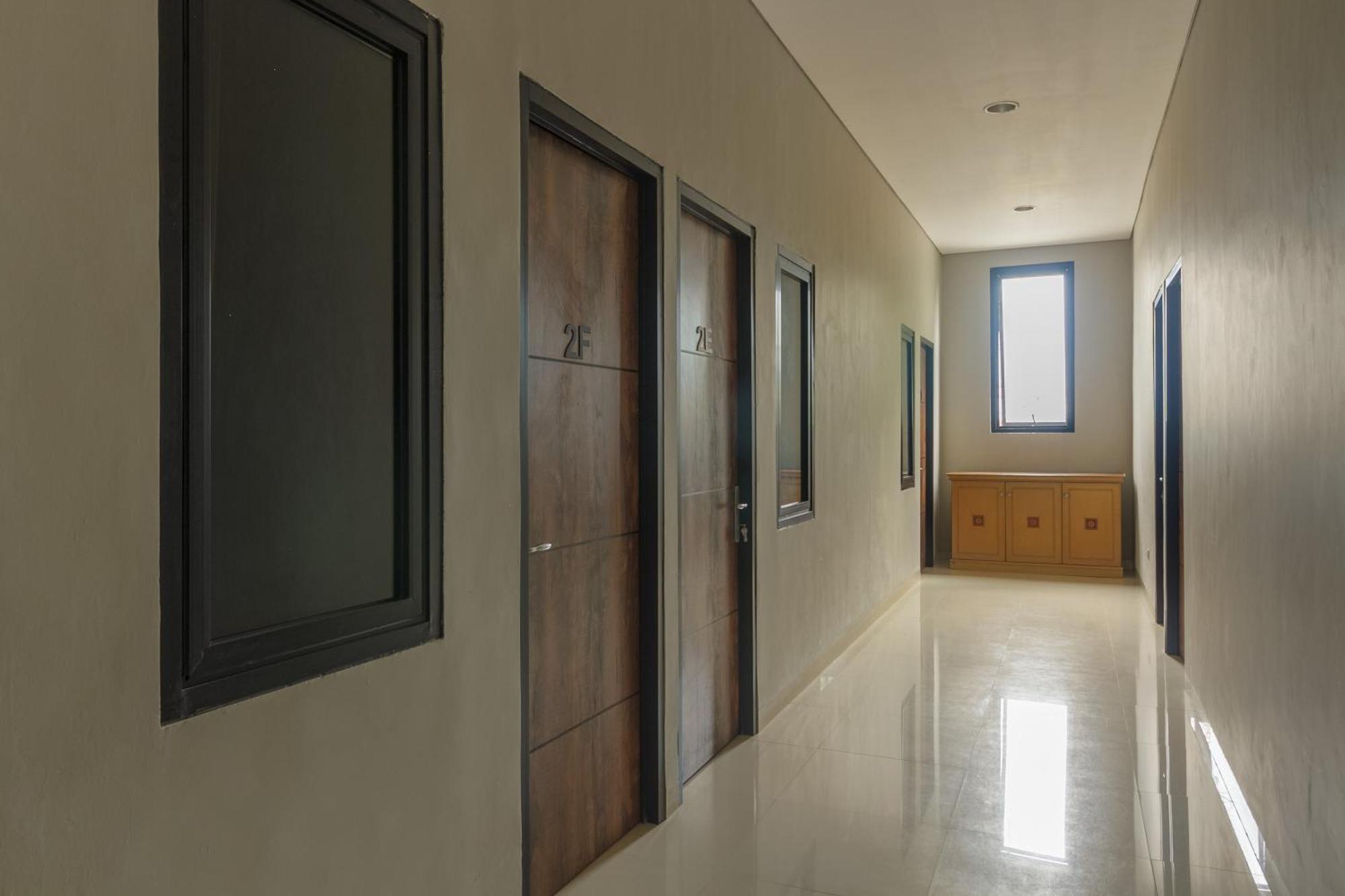 Reddoorz Near Puri Indah Mall Jakarta Exterior foto