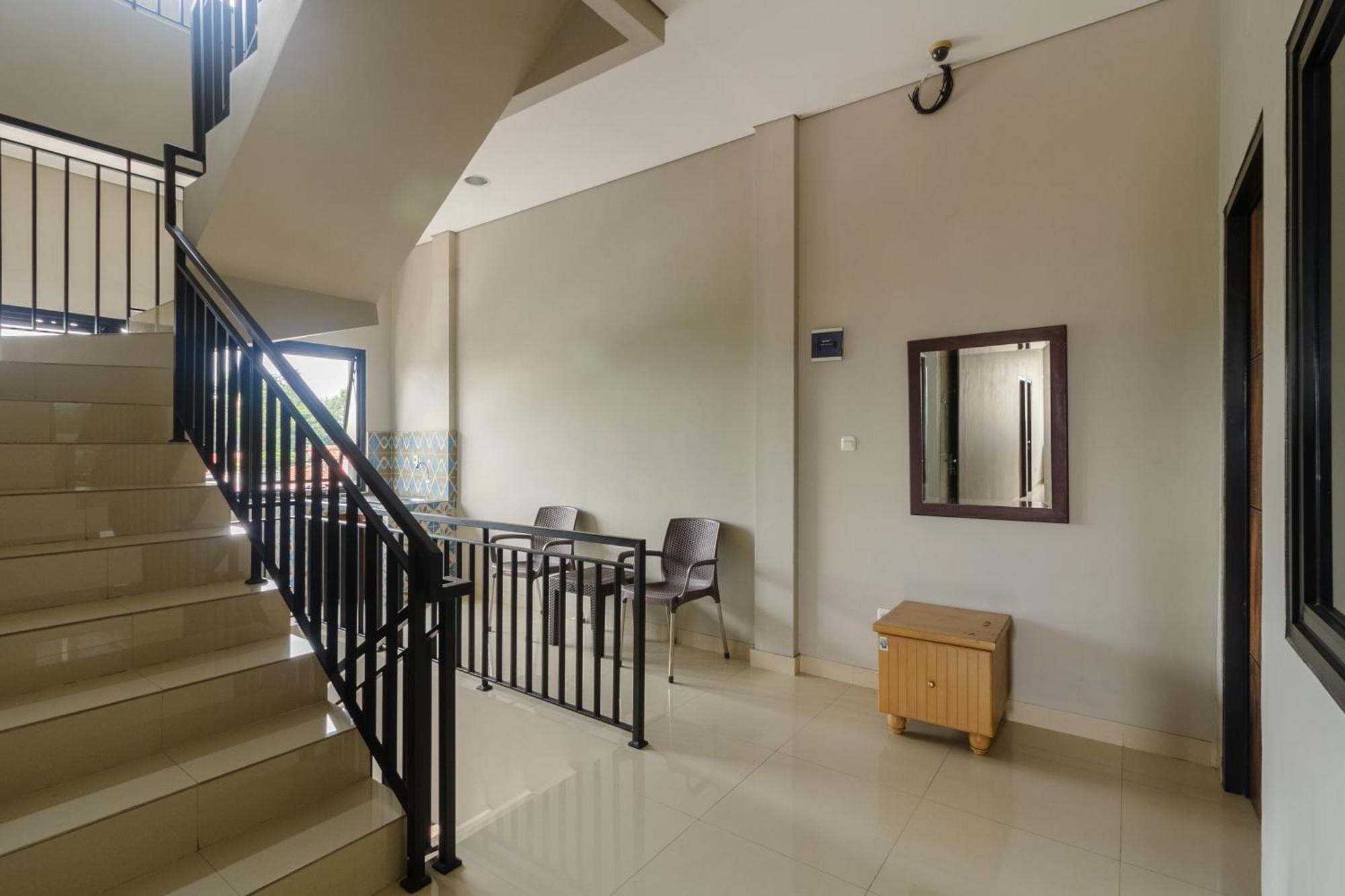 Reddoorz Near Puri Indah Mall Jakarta Exterior foto