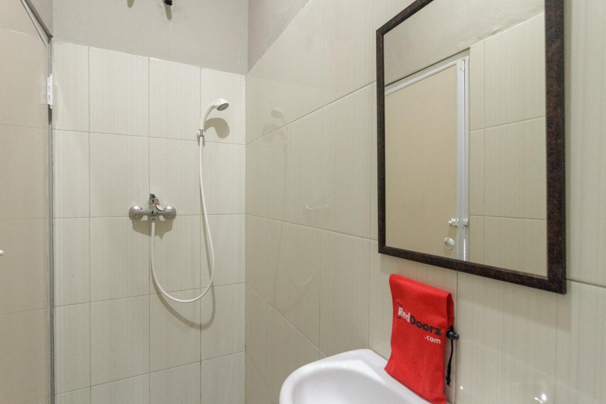 Reddoorz Near Puri Indah Mall Jakarta Exterior foto