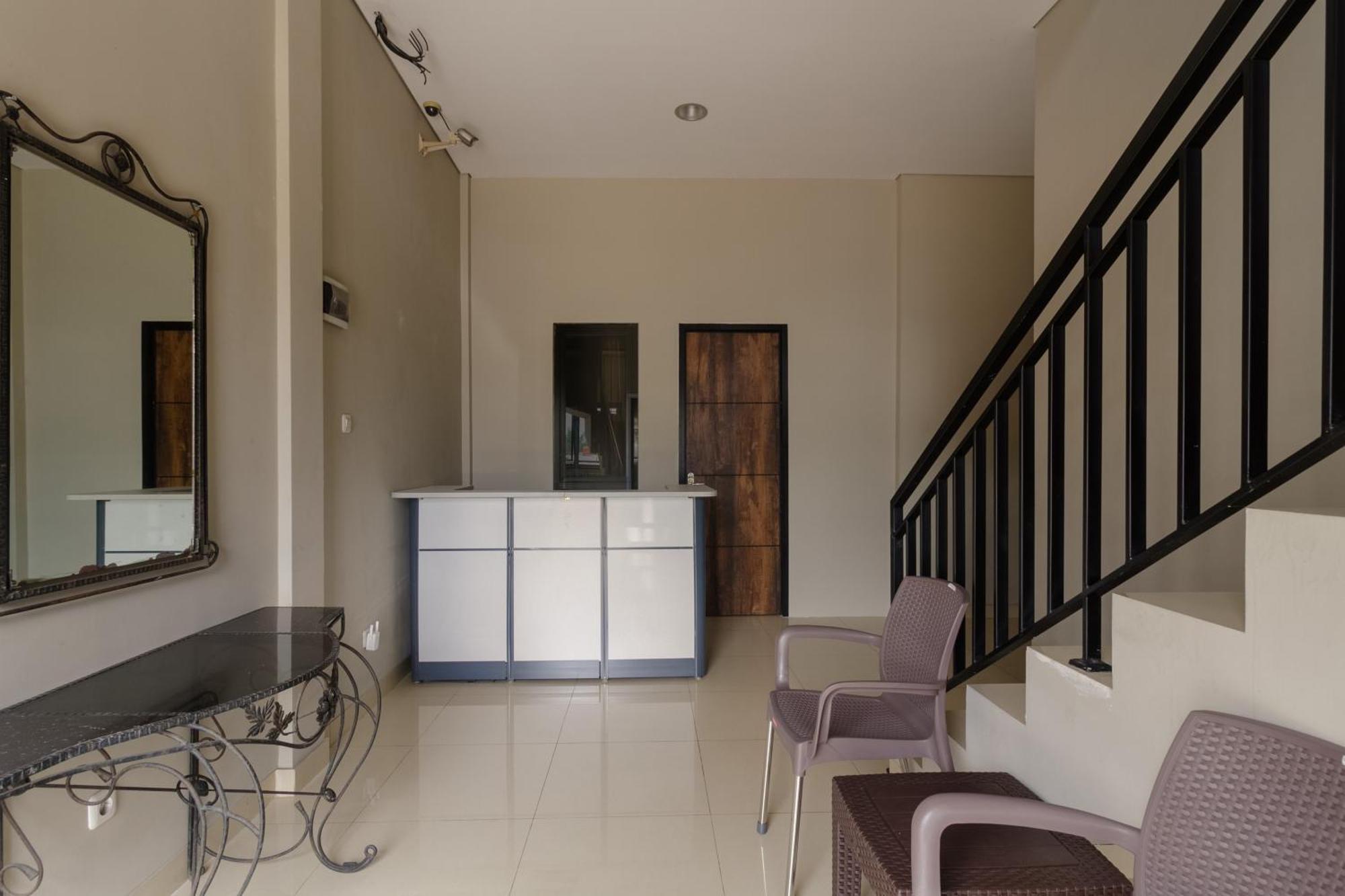 Reddoorz Near Puri Indah Mall Jakarta Exterior foto