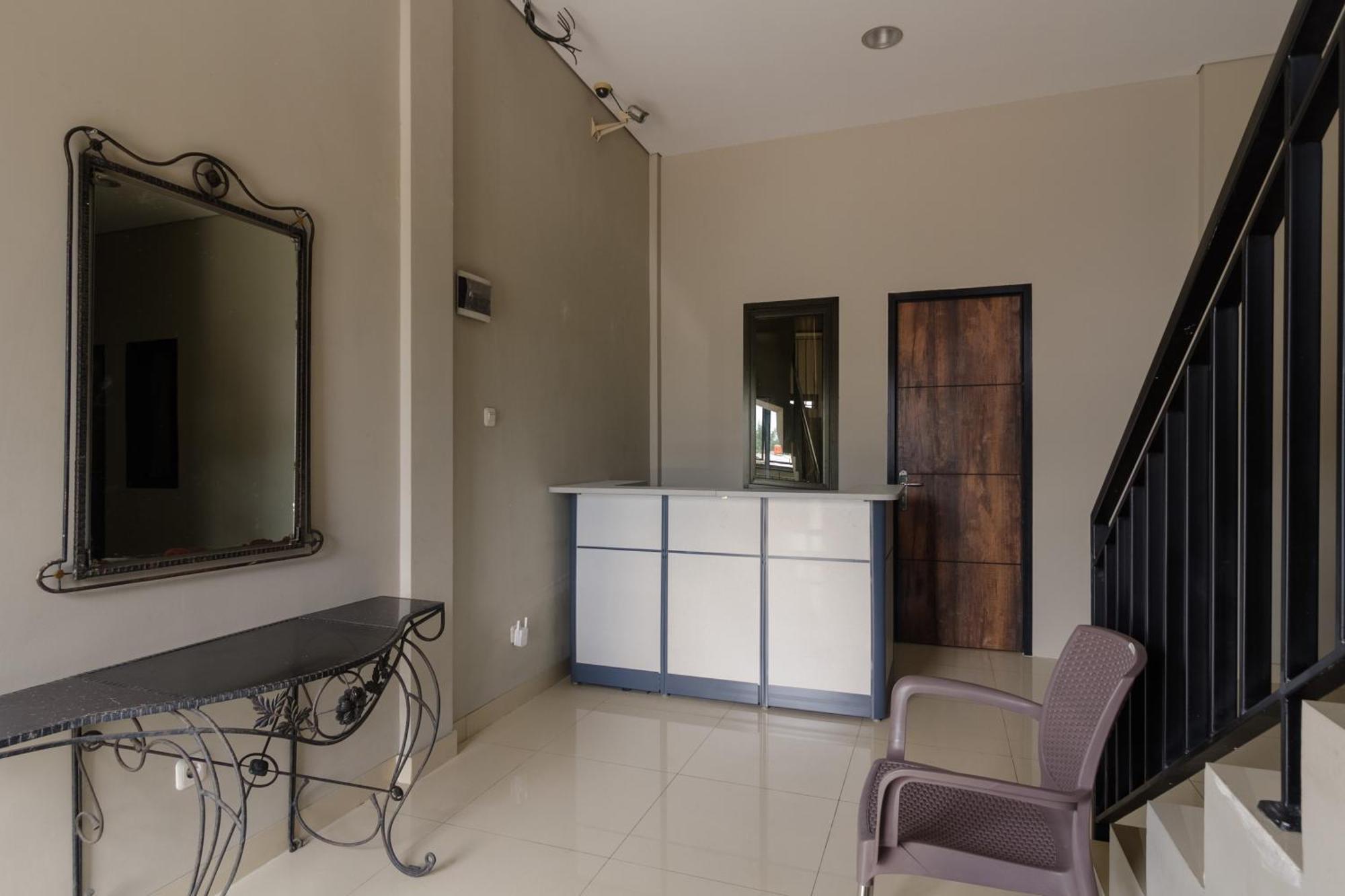 Reddoorz Near Puri Indah Mall Jakarta Exterior foto