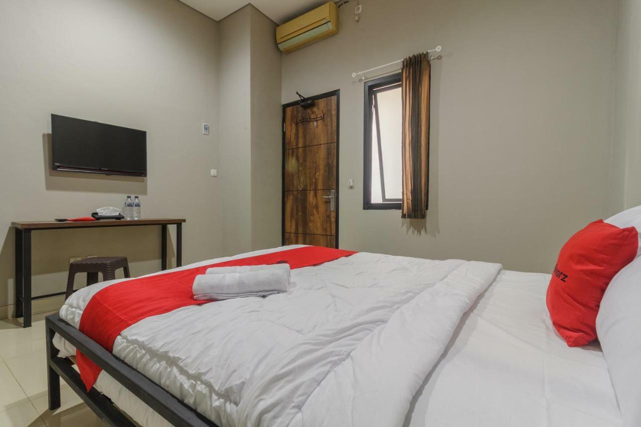 Reddoorz Near Puri Indah Mall Jakarta Exterior foto